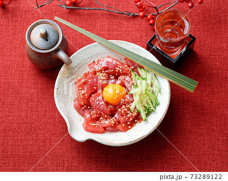 本マグロ赤身のユッケ。短冊切りしたマグロに、醤油とコチュジャン +酒+ごま油のタレをからめて。 73289122