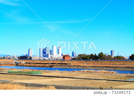 名古屋市、庄内川河川敷から見た名古屋駅前超高層ビル群の風景 名古屋市、庄内川河川敷から見た名古屋駅前超高層ビル群の風景 73289173