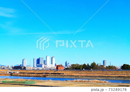 名古屋市、庄内川河川敷から見た名古屋駅前超高層ビル群の風景 名古屋市、庄内川河川敷から見た名古屋駅前超高層ビル群の風景 73289176