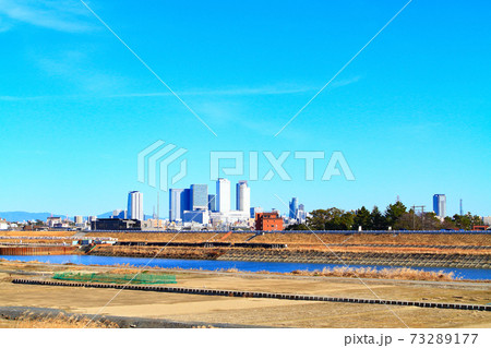 名古屋市、庄内川河川敷から見た名古屋駅前超高層ビル群の風景 名古屋市、庄内川河川敷から見た名古屋駅前超高層ビル群の風景 73289177