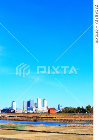 名古屋市、庄内川河川敷から見た名古屋駅前超高層ビル群の風景 名古屋市、庄内川河川敷から見た名古屋駅前超高層ビル群の風景 73289182
