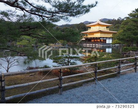 冬の金閣寺　夕暮れ時　こけらぶき屋根のふき替え終了 73290325