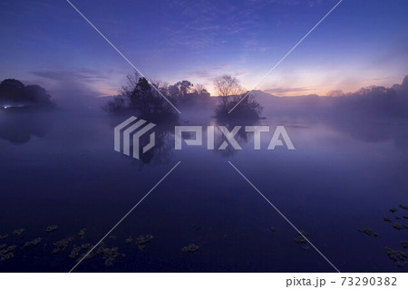 早朝の浮島周辺水辺公園と毛嵐 73290382