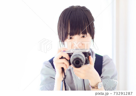 撮影をする女性 撮影をする女性 73291287