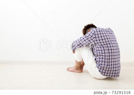 鬱　落ち込む男性 73291316