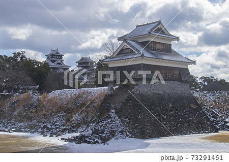 雪の熊本城 戌亥櫓 奇跡の一本石垣 73291461