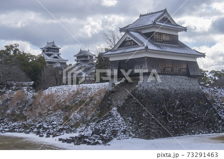 雪の熊本城 戌亥櫓 奇跡の一本石垣 73291463