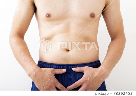 男性の体　裸 73292452