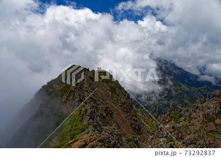 八ヶ岳連峰・赤岳から見る雲湧く竜頭峰と登山者 八ヶ岳連峰・赤岳から見る雲湧く竜頭峰と登山者 73292837