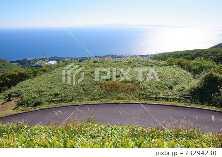 北海道函館市 恵山にある海峡展望台から下北半島を望む 北海道函館市 恵山にある海峡展望台から下北半島を望む 73294230