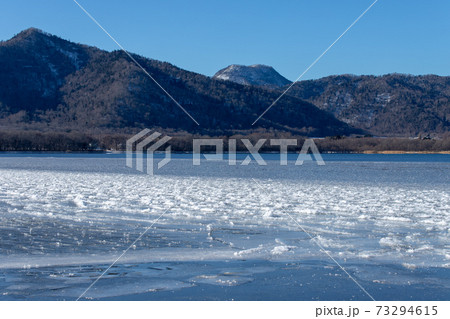 北海道　屈斜路湖の冬の風景 73294615