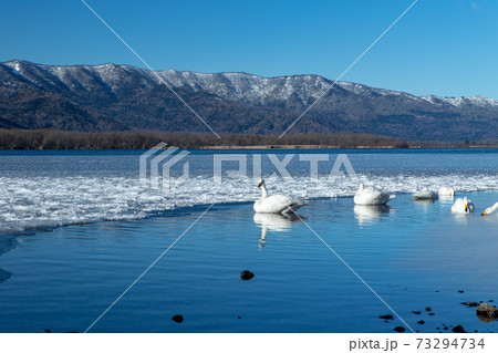 北海道　屈斜路湖の冬の風景 73294734