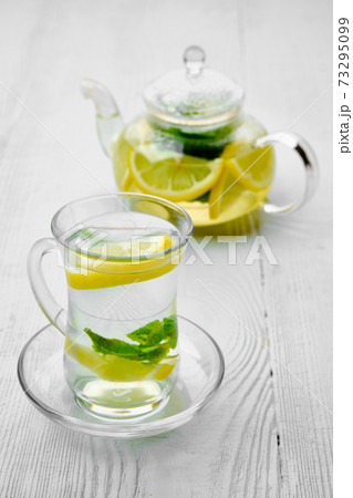 Antioxidant hot drink with lemon and mint 73295099