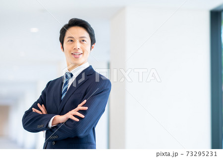 オフィスの若いビジネスマン　撮影協力「LINK FOREST」 73295231