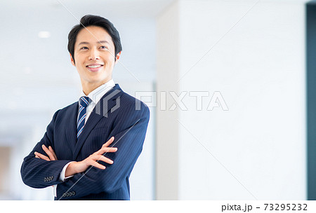オフィスの若いビジネスマン　撮影協力「LINK FOREST」 73295232