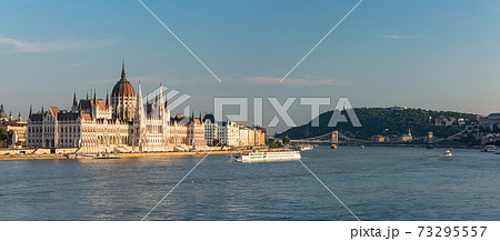 ハンガリー ブダペストの国会議事堂とドナウ川の写真素材
