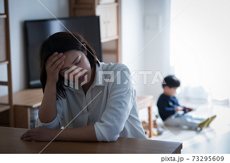 子育てに悩む・育児ストレスを感じる母親イメージ 73295609