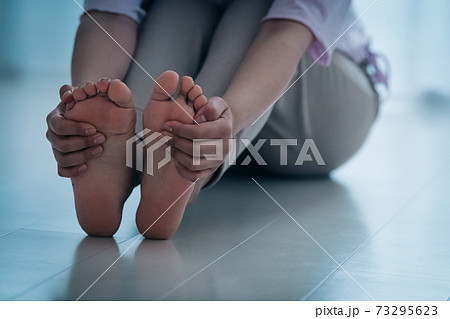 冷え性・末端冷え性・足が冷える女性イメージ 冷え性・末端冷え性・足が冷える女性イメージ 73295623