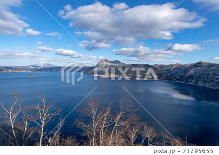 北海道　摩周湖の冬の風景 73295655