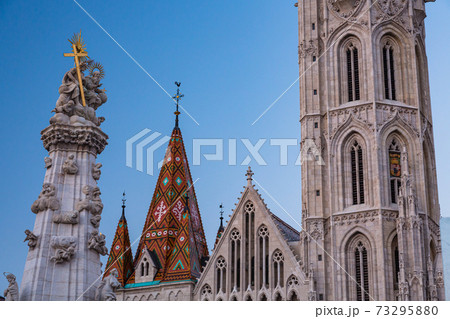 ハンガリー　ブダペストのマーチャーシュ聖堂と三位一体の像 73295880