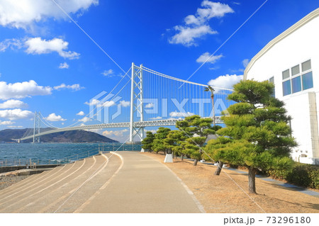 【兵庫県】晴天下の明石海峡大橋 73296180