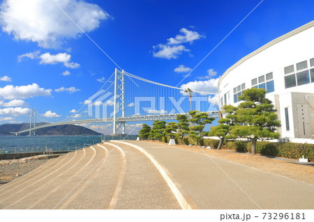 【兵庫県】晴天下の明石海峡大橋 73296181