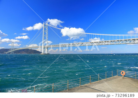 【兵庫県】晴天下の明石海峡大橋 73296189