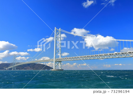 【兵庫県】晴天下の明石海峡大橋 73296194
