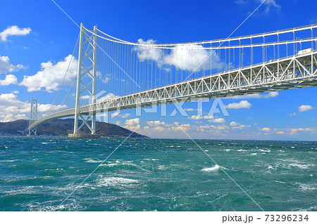 【兵庫県】晴天下の明石海峡大橋 73296234
