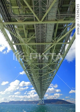【兵庫県】晴天下の明石海峡大橋 73296245