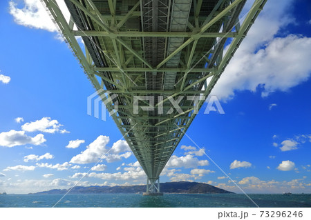 【兵庫県】晴天下の明石海峡大橋 【兵庫県】晴天下の明石海峡大橋 73296246