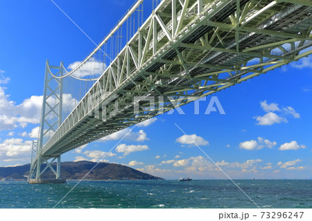 【兵庫県】晴天下の明石海峡大橋 73296247