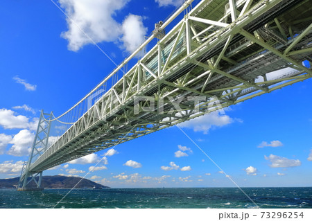 【兵庫県】晴天下の明石海峡大橋 73296254