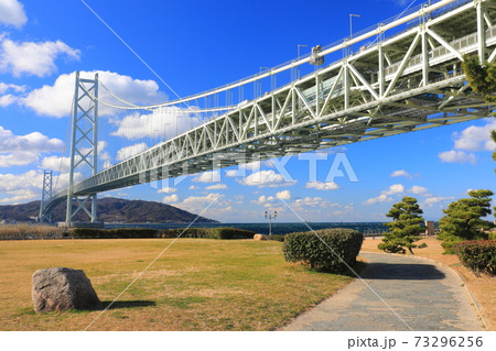 【兵庫県】晴天下の明石海峡大橋 73296256