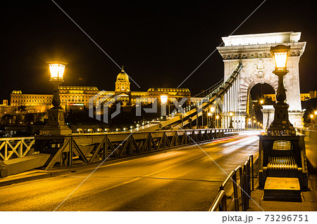 ハンガリー　ライトアップされたブダペストのセーチェーニ鎖橋とブダ城 73296751