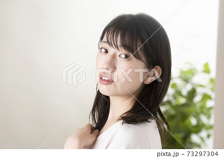 ビューティーイメージ 振り向いた女性の写真素材