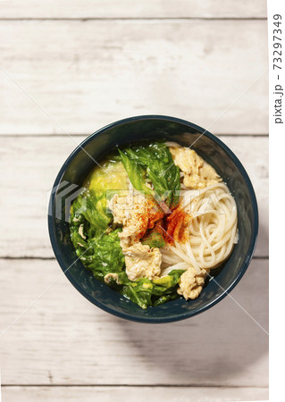 レタスと卵のにゅうめんの写真素材