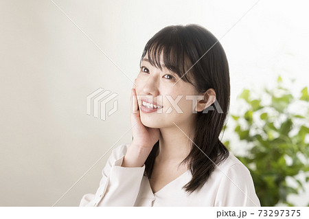 ビューティーイメージ 頬に手を添える女性 ビューティーイメージ 頬に手を添える女性 73297375