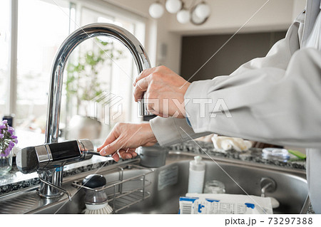 水回りのメンテナンスをする作業員 水回りのメンテナンスをする作業員 73297388