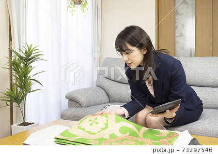 着物の査定をする着物買取業者 73297546