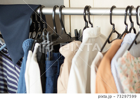 雑然としたクローゼットの中の写真素材 雑然としたクローゼットの中の写真素材 73297599