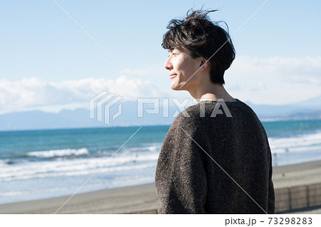 晴れの日に江ノ島の海を眺める男性 晴れの日に江ノ島の海を眺める男性 73298283