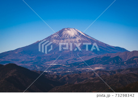 夜が明けたばかりの冠雪した富士山 夜が明けたばかりの冠雪した富士山 73298342