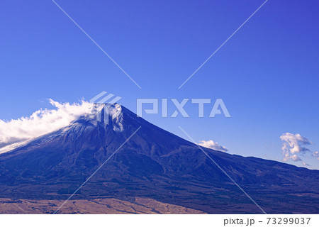 快晴の空と雪化粧する富士山 快晴の空と雪化粧する富士山 73299037