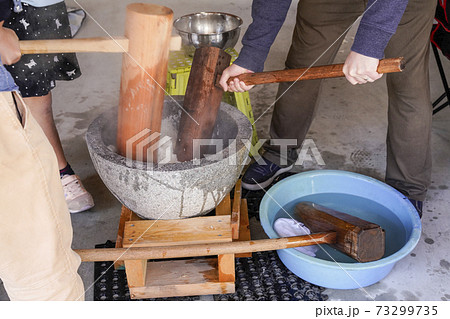 家族で餅つき 73299735