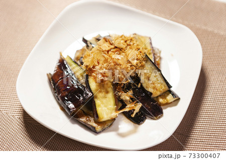 おかかをのせた焼き茄子 73300407