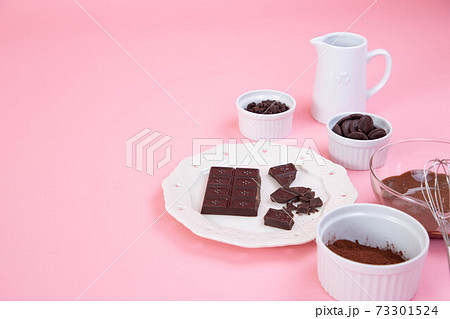 手作りチョコレートのイメージ写真　コピースペース 73301524