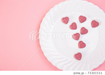 お皿に乗ったハートのルビーチョコレートとコピースペース 73301531