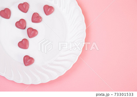 お皿に乗ったハートのルビーチョコレートとコピースペースの写真素材
