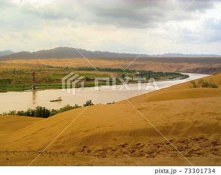 トングリ砂漠・黄河・黄土高原 ～中国 中衛 沙坡頭 / Tengger Desert, China 73301734